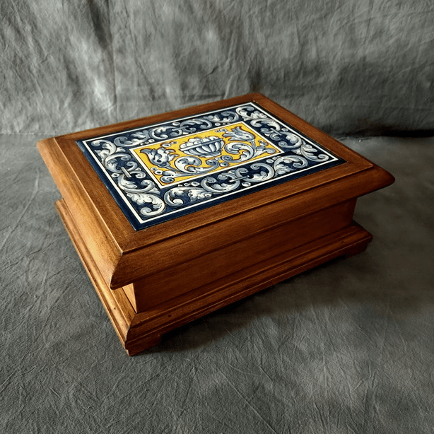 Caja de madera con placa de ceramica en renacimiento de 27x18