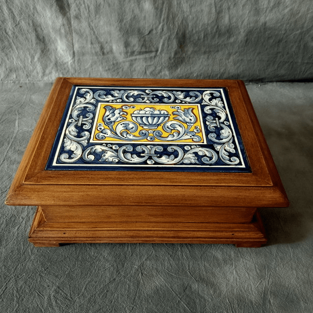 Caja de madera con placa de ceramica en renacimiento de 27x18